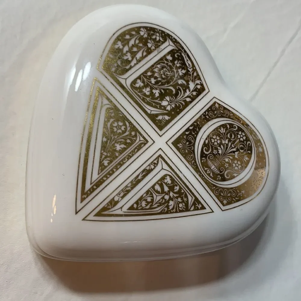 LOVE Papel Freelance Made Thailand Fine Bone China Heart Shaped Gold Trimmed